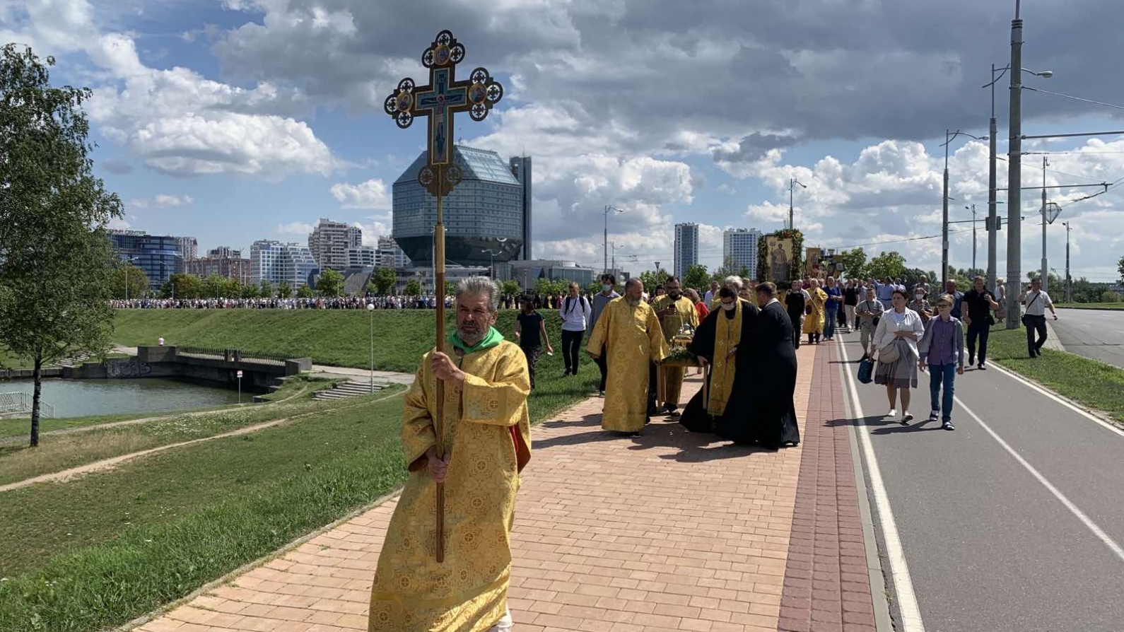 По улицам Минска прошел крестный ход с мощами святого Александра Невского