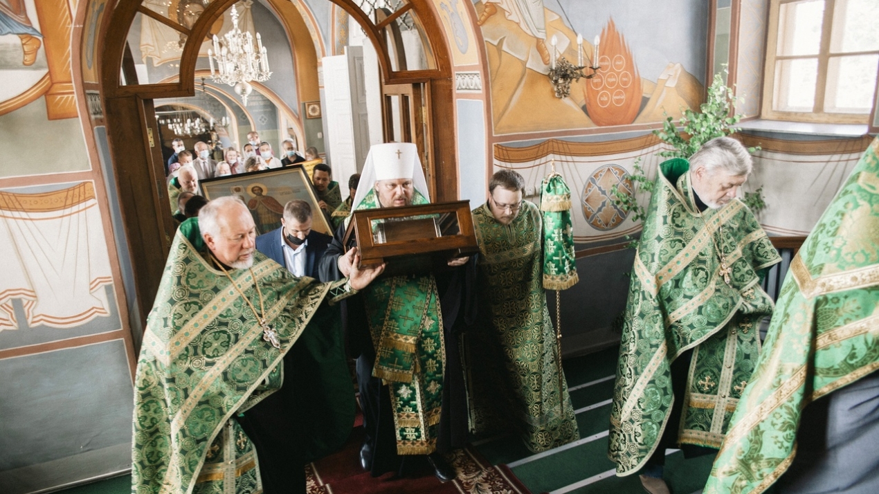 Духовенство Костромы совершает молебны перед святынями Исторического крестного хода
