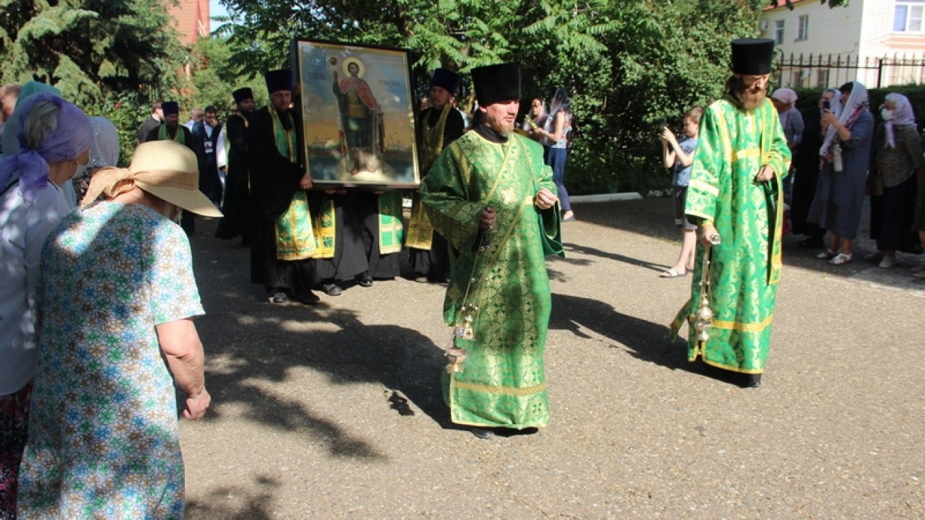 Южный крестный ход встретили в Казанском соборе Элисты